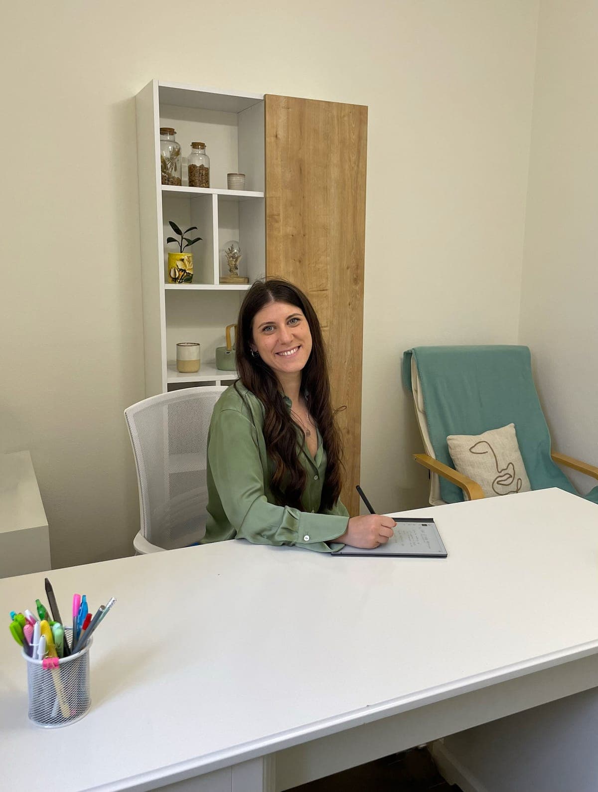 Dott.ssa Marta Pezzotta, psicoterapeuta EMDR, nel suo studio a Bergamo